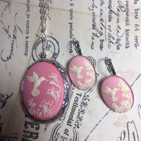 Valentine’s day anniversary NECKLACE PINK Hummingbird Cameo Locket earring Set - Picture 3 of 4